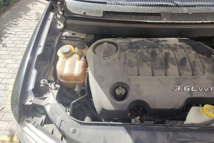 Used Fiat Freemont 2013 3.6L Intelligent All-Wheel-Drive Version Engine Bay Right