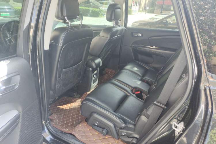 Used Fiat Freemont 2013 3.6L Intelligent All-Wheel-Drive Version Left Rear Seat
