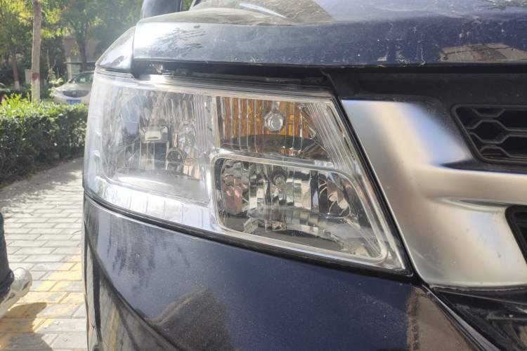 Used Fiat Freemont 2013 3.6L Intelligent All-Wheel-Drive Version Right Front Headlight