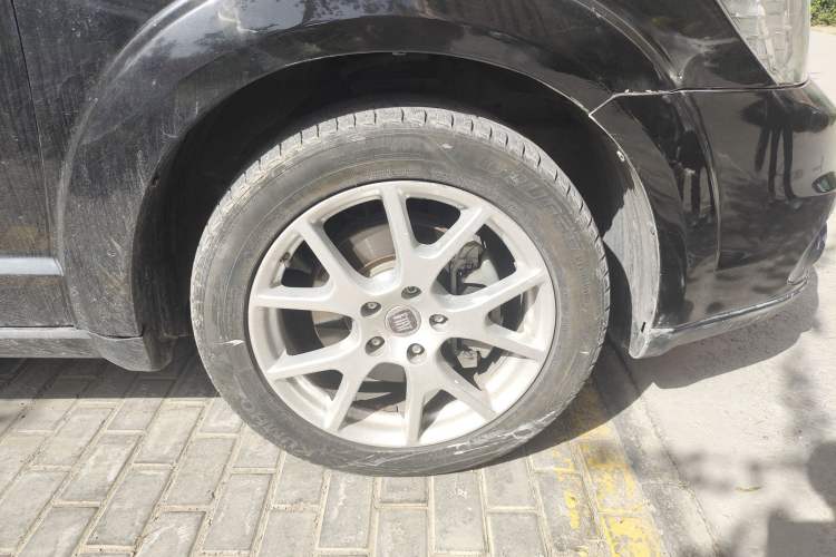 Used Fiat Freemont 2013 3.6L Intelligent All-Wheel-Drive Version Right Front Wheel Hub