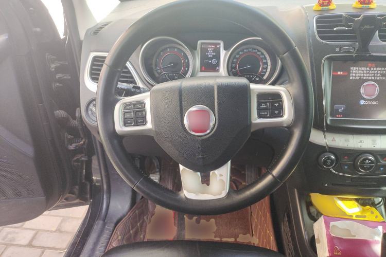 Used Fiat Freemont 2013 3.6L Intelligent All-Wheel-Drive Version Steering Wheel