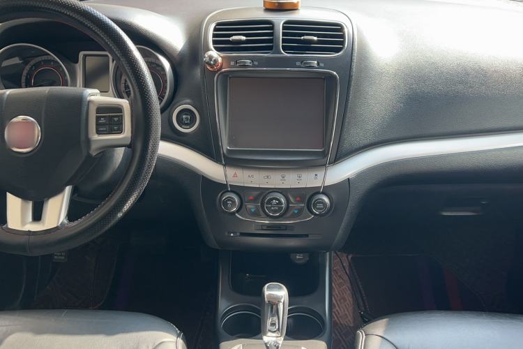 Used Fiat Freemont 2013 3.6L Intelligent All-Wheel-Drive Version Audio And AC Panel