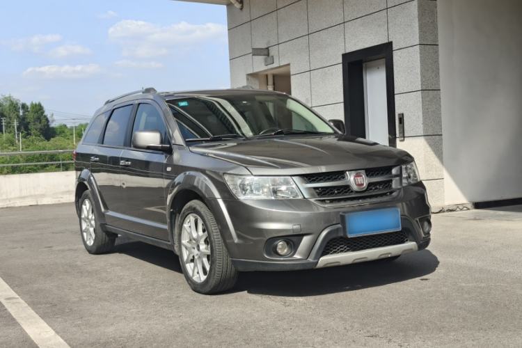 Used Fiat Freemont 2013 3.6L Intelligent All-Wheel-Drive Version Exterior 2