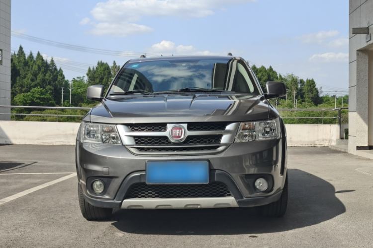 Used Fiat Freemont 2013 3.6L Intelligent All-Wheel-Drive Version Exterior 3