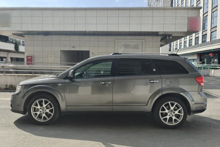 Used Fiat Freemont 2013 3.6L Intelligent All-Wheel-Drive Version Exterior 5