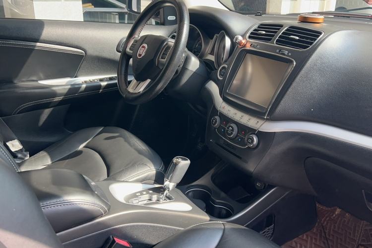 Used Fiat Freemont 2013 3.6L Intelligent All-Wheel-Drive Version Interior 3
