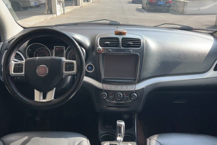 Used Fiat Freemont 2013 3.6L Intelligent All-Wheel-Drive Version Interior 4