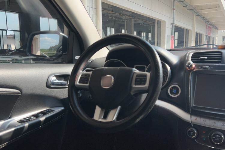 Used Fiat Freemont 2013 3.6L Intelligent All-Wheel-Drive Version Steering Wheel