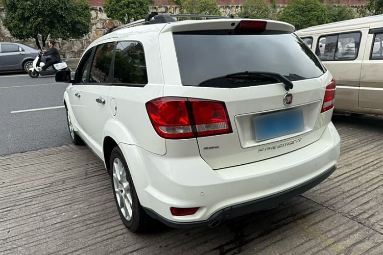 Used Fiat Freemont 2013 3.6L Intelligent All-Wheel-Drive Version Exterior 1