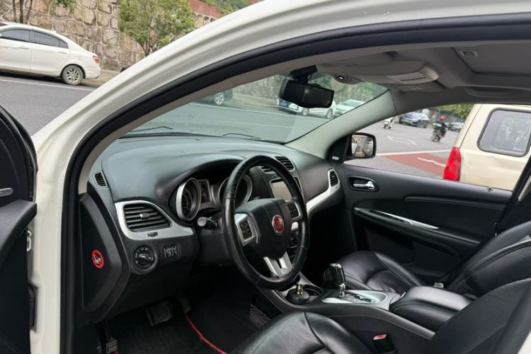 Used Fiat Freemont 2013 3.6L Intelligent All-Wheel-Drive Version Interior 1