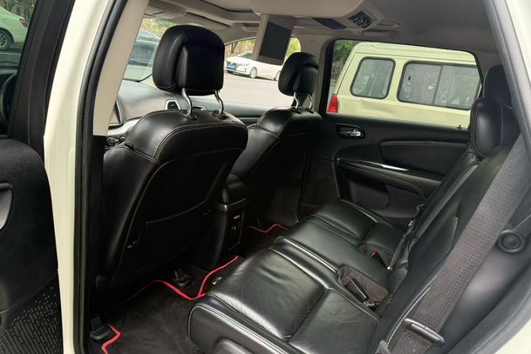 Used Fiat Freemont 2013 3.6L Intelligent All-Wheel-Drive Version Interior 2