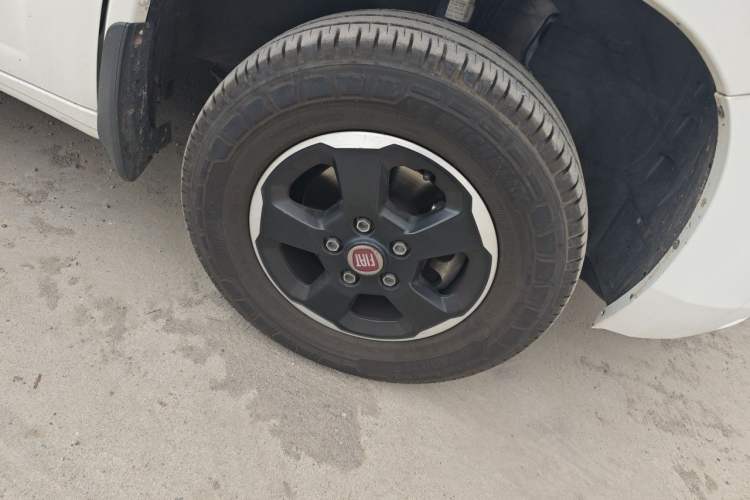 Used Fiat Freemont  Right Front Wheel Hub