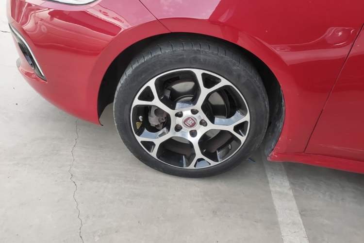 Used Fiat Ottimo 2014 1.4T Automatic Sport Edition Left Front Wheel Hub