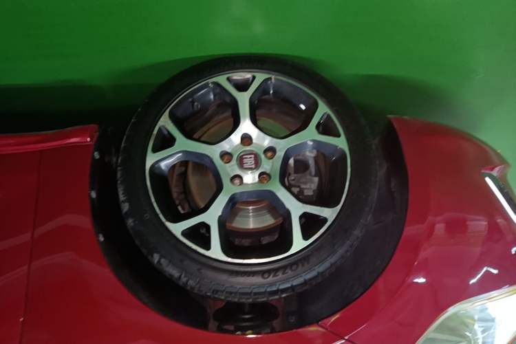 Used Fiat Ottimo 2014 1.4T Automatic Sport Edition Left Front Wheel Hub