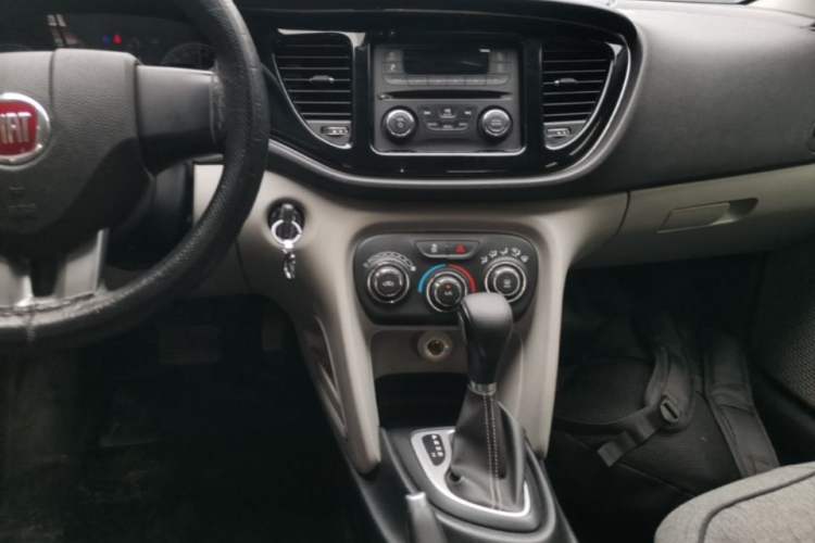 Used Fiat Ottimo 2014 1.4T Automatic Fashion Edition Audio And AC Panel