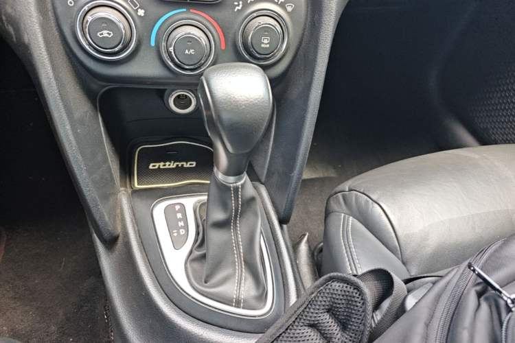 Used Fiat Ottimo 2014 1.4T Automatic Comfort Edition Gear Lever