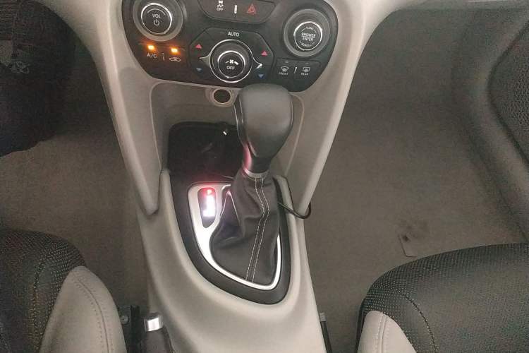Used Fiat Ottimo 2014 1.4T Automatic Luxury Edition Gear Lever