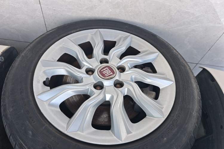 Used Fiat Ottimo 2014 1.4T Automatic Comfort Edition Left Front Wheel Hub