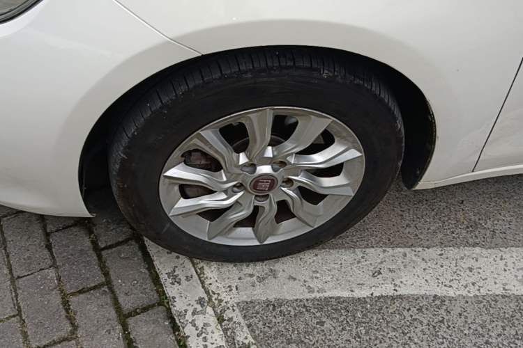 Used Fiat Ottimo 2014 1.4T Automatic Comfort Edition Left Front Wheel Hub