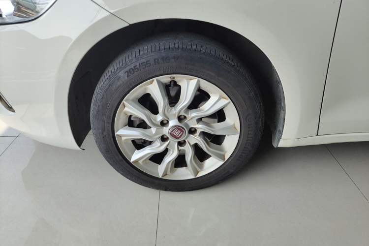 Used Fiat Ottimo 2014 1.4T Automatic Comfort Edition Left Front Wheel Hub
