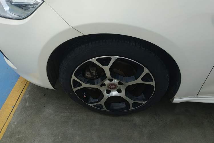 Used Fiat Ottimo 2014 1.4T Automatic Sport Edition Left Front Wheel Hub