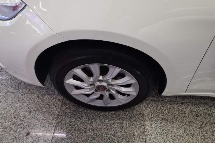 Used Fiat Ottimo 2014 1.4T Automatic Comfort Edition Left Front Wheel Hub