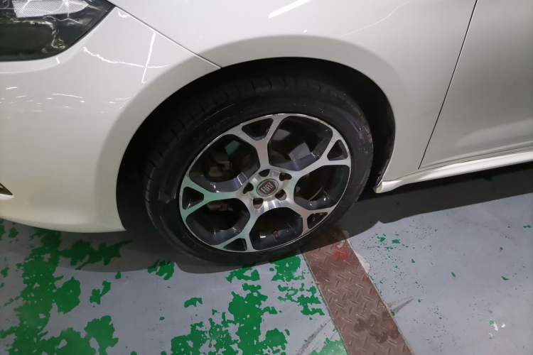 Used Fiat Ottimo 2014 1.4T Automatic Sport Edition Left Front Wheel Hub