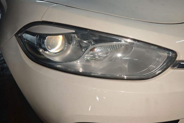 Used Fiat Ottimo 2014 1.4T Automatic Comfort Edition Right Front Headlight