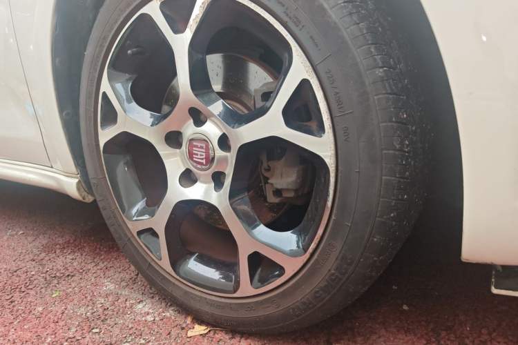 Used Fiat Ottimo 2014 1.4T Automatic Sport Edition Right Front Wheel Hub
