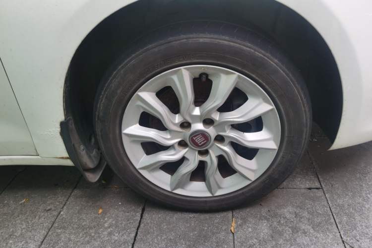 Used Fiat Ottimo 2014 1.4T Automatic Comfort Edition Right Front Wheel Hub
