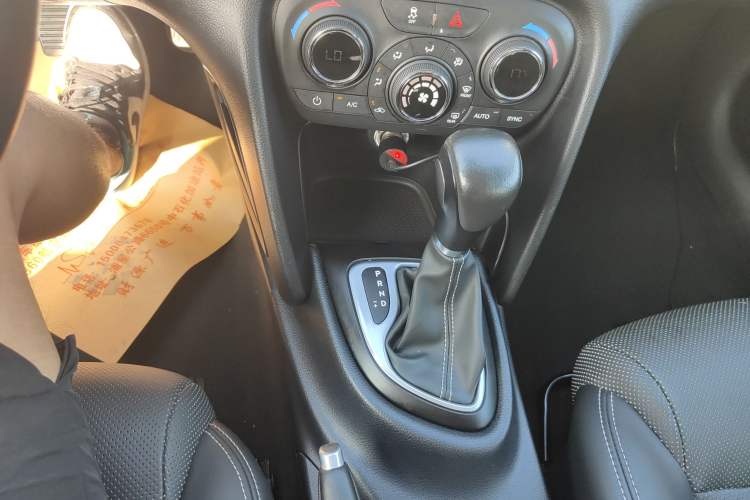 Used Fiat Viaggio 2015 1.4T Automatic Smart Edition Gear Lever