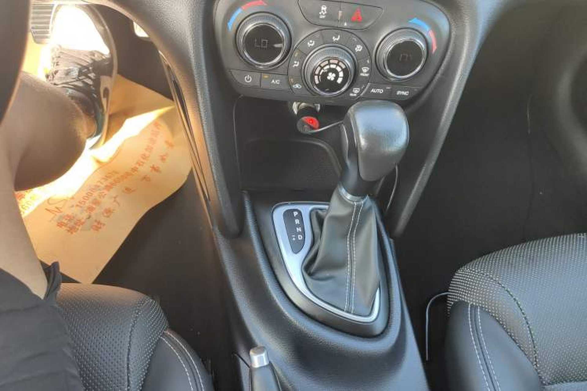 Used Fiat Viaggio 2015 1.4T Automatic Smart Edition Gear Lever