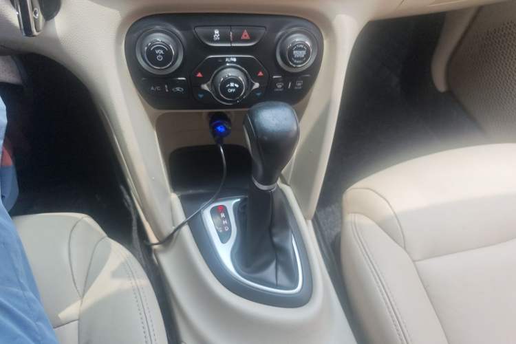 Used Fiat Viaggio 2012 1.4T Automatic Luxury Edition Gear Lever