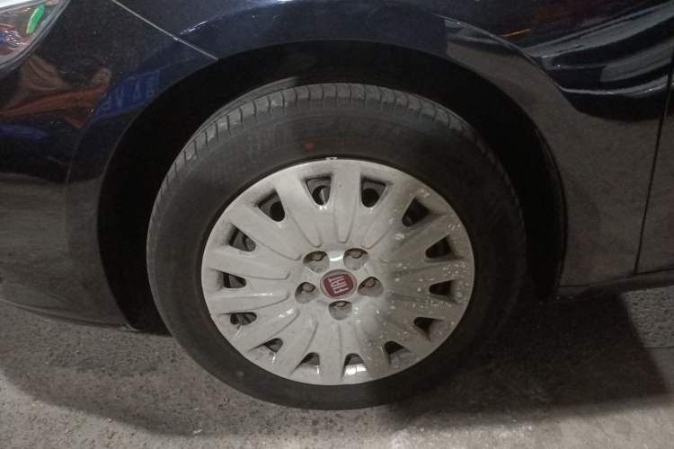 Used Fiat Viaggio 2012 1.4T Automatic Enjoyment Edition Left Front Wheel Hub