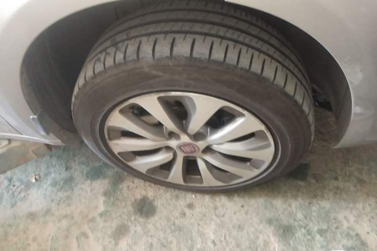 Used Fiat Viaggio 2012 1.4T Automatic Jingxiang Edition Right Front Wheel Hub