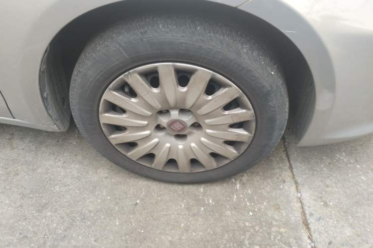 Used Fiat Viaggio 2012 1.4T Automatic Enjoyment Edition Right Front Wheel Hub