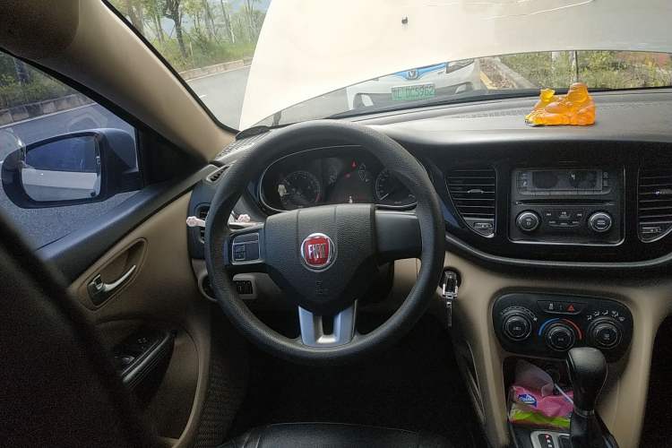 Used Fiat Viaggio 2012 1.4T Automatic Enjoyment Edition Steering Wheel