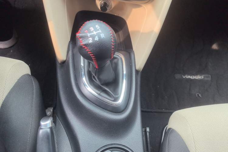 Used Fiat Viaggio 2012 1.4T Manual Enjoyment Edition Gear Lever
