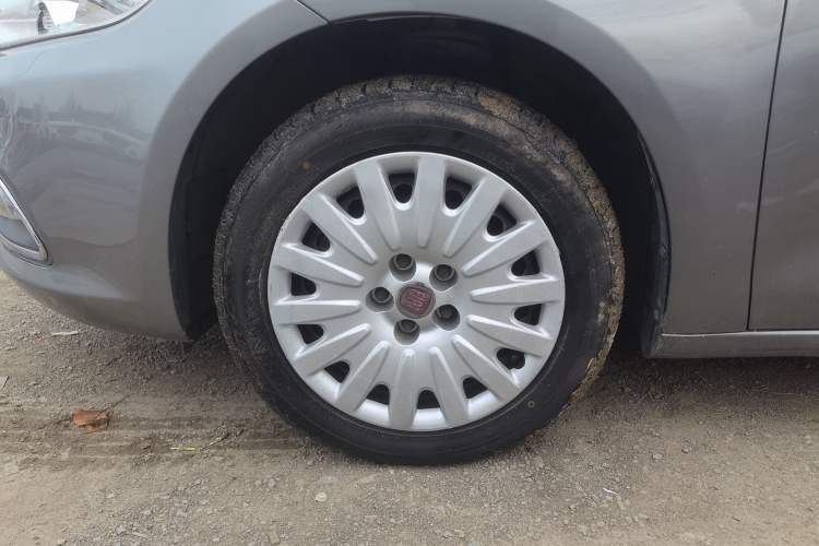 Used Fiat Viaggio 2012 1.4T Manual Enjoyment Edition Left Front Wheel Hub