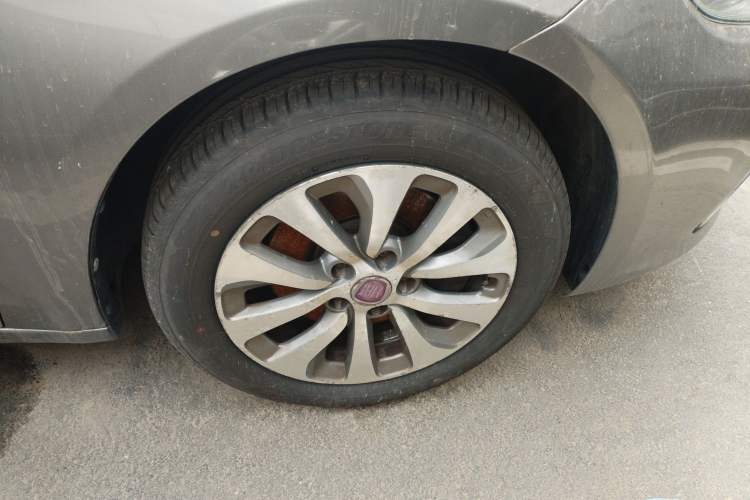 Used Fiat Viaggio 2012 1.4T Automatic Jingxiang Edition Right Front Wheel Hub