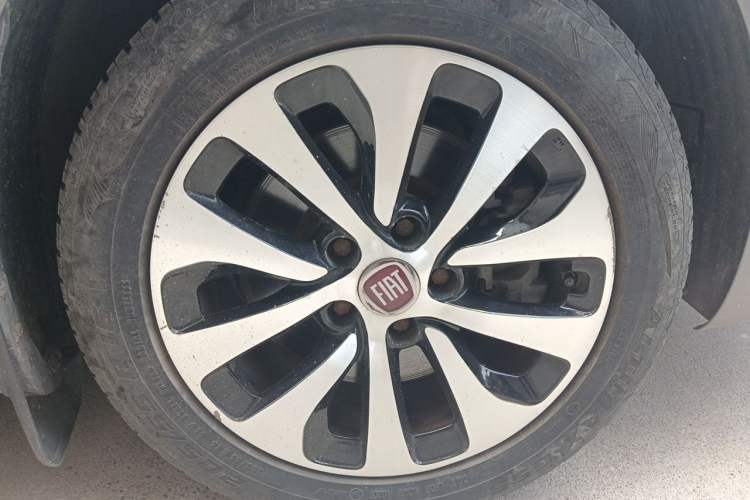 Used Fiat Viaggio 2012 1.4T Automatic Enjoyment Edition Right Front Wheel Hub