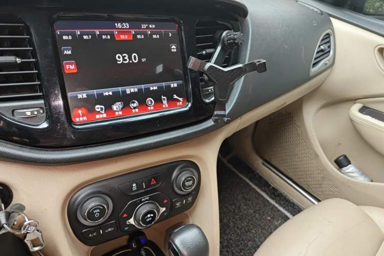 Used Fiat Viaggio 2012 1.4T Automatic Luxury Edition Audio And AC Panel