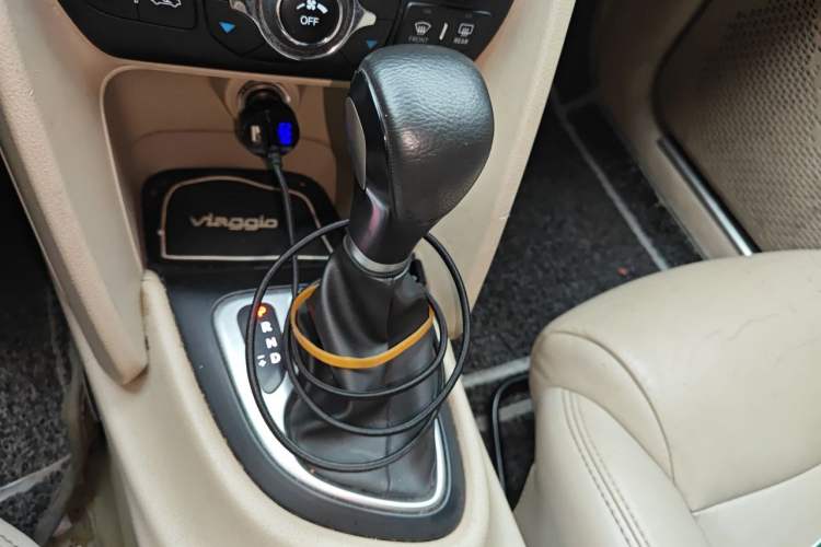 Used Fiat Viaggio 2012 1.4T Automatic Luxury Edition Gear Lever