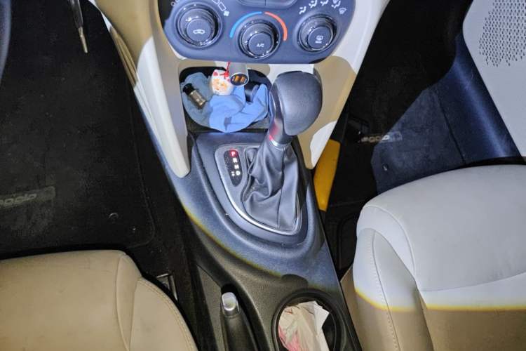 Used Fiat Viaggio 2012 1.4T Automatic Enjoyment Edition Gear Lever