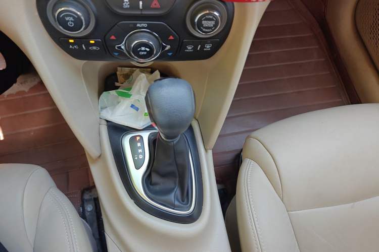 Used Fiat Viaggio 2012 1.4T Automatic Luxury Edition Gear Lever