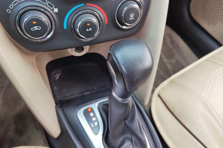 Used Fiat Viaggio 2012 1.4T Automatic Enjoyment Edition Gear Lever