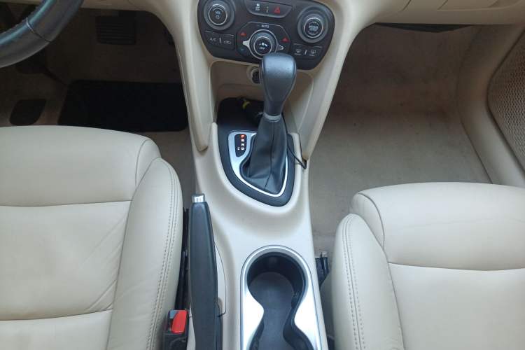 Used Fiat Viaggio 2012 1.4T Automatic Luxury Edition Gear Lever