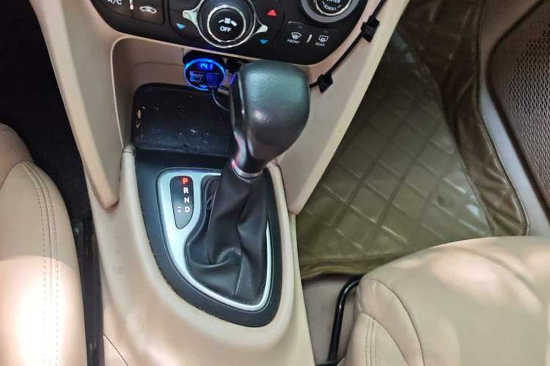 Used Fiat Viaggio 2012 1.4T Automatic Luxury Edition Gear Lever