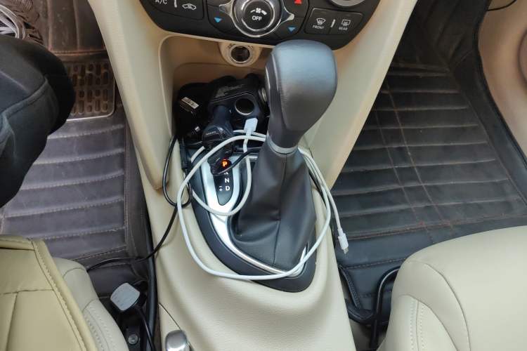 Used Fiat Viaggio 2012 1.4T Automatic Luxury Edition Gear Lever