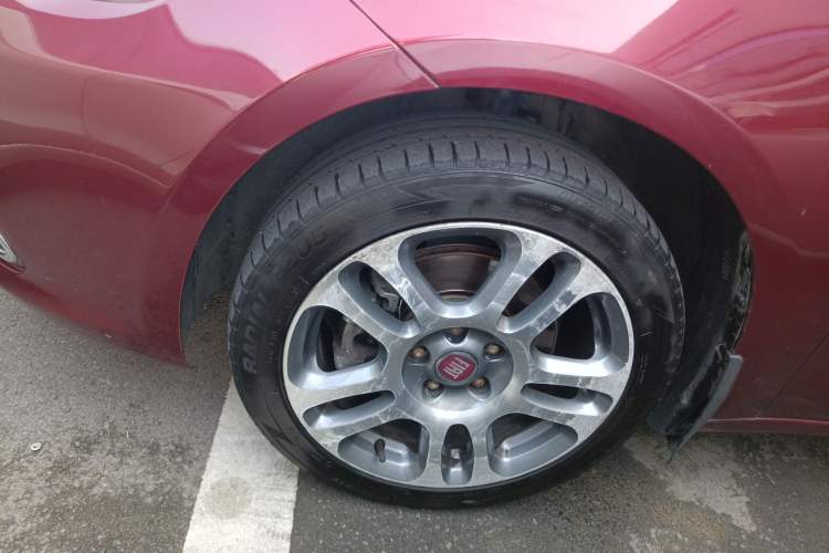 Used Fiat Viaggio 2012 1.4T Automatic Luxury Edition Left Front Wheel Hub